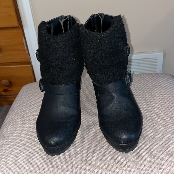 Unionbay size 10 (fits like a 9) black faux fleece wedge heeled booties - Picture 3 of 7